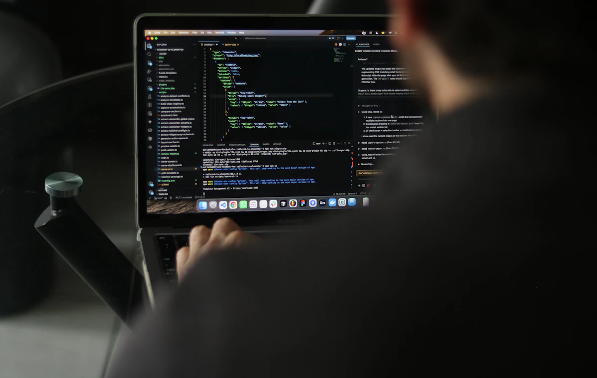 Vue illustrative d’un développeur travaillant sur du code avec un ordinateur portable